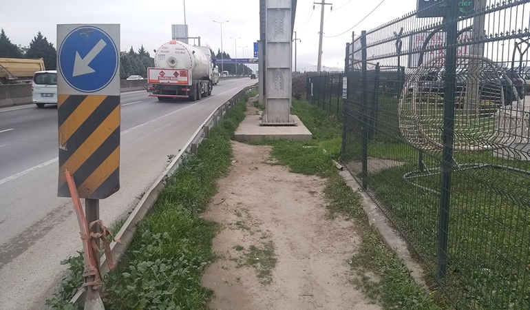 Başkan Yasin Özlü makam aracından inip buradan geçsin!