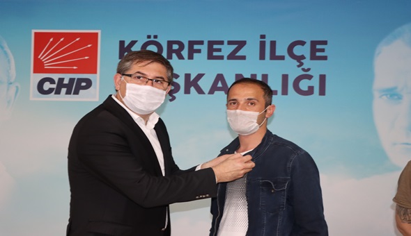 Başkan Yıldızlı CHP’nin yeni üyelerine parti rozetlerini takdim etti