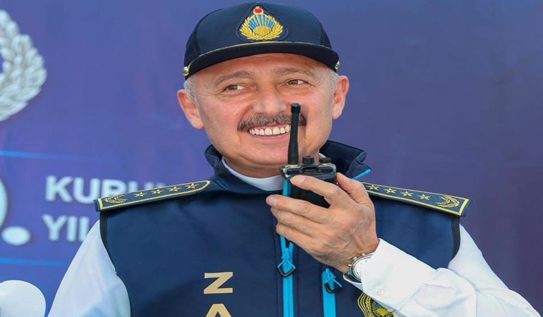 Başkan zabıta yeleğini giydi, telsizi eline aldı