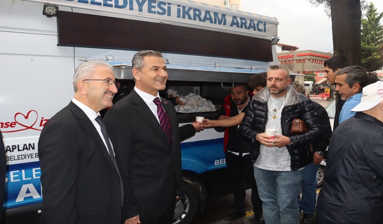 Başkanvekili Lütfü Obuz namaz çıkışı cemaate ikramlarda bulundu