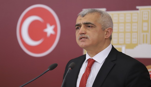 Başörtüsü diyenler vatandaşın iç çamaşırını çıkartıyor