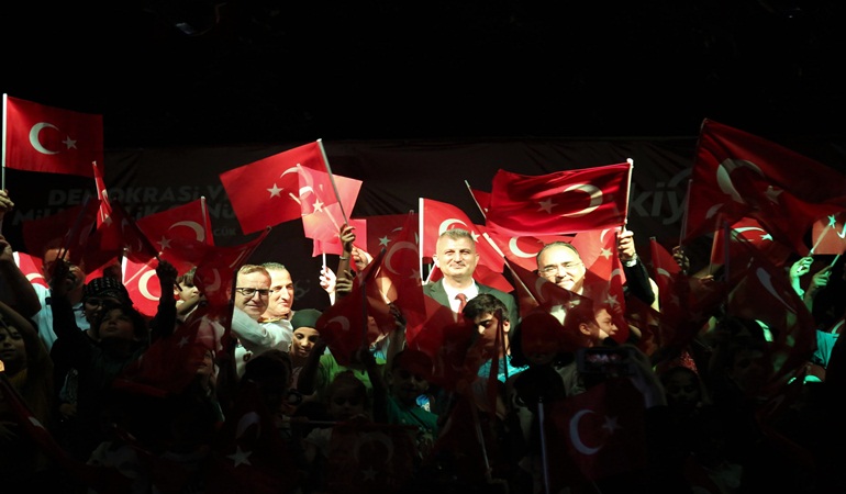 Bayrak uğruna Türkiye aşkına Gölcük dimdik ayakta