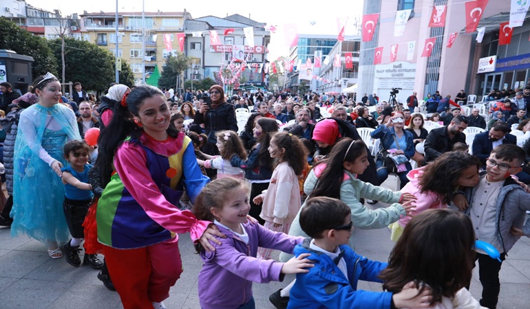 Bayram şenliklerinin birinci gününde binlerce İzmitli gönüllerince eğlendi
