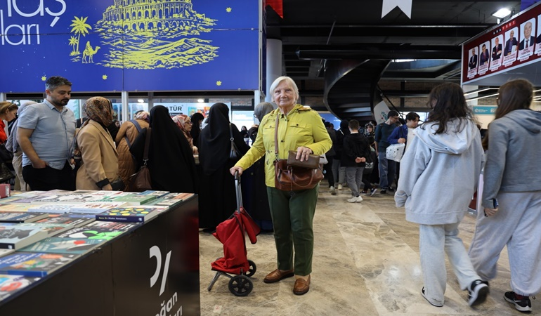 Bebek arabalarını kitaplarla doldurarak fuardan ayrılıyorlar