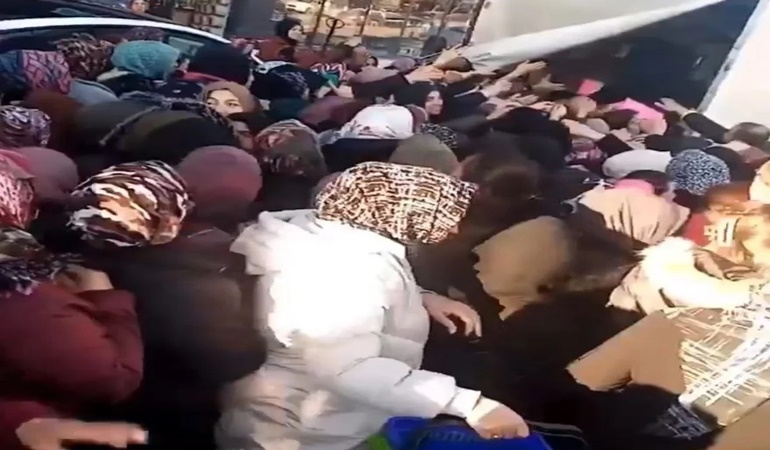 Bedava bardak almak için birbirlerini ezdiler!