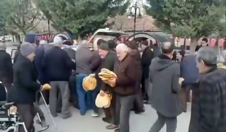 Bedava pide almak için birbirleriyle yarıştılar