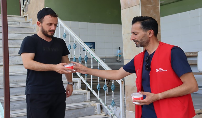 Belediye aşevinde hazırlanan aşureler vatandaşlara ikram edildi