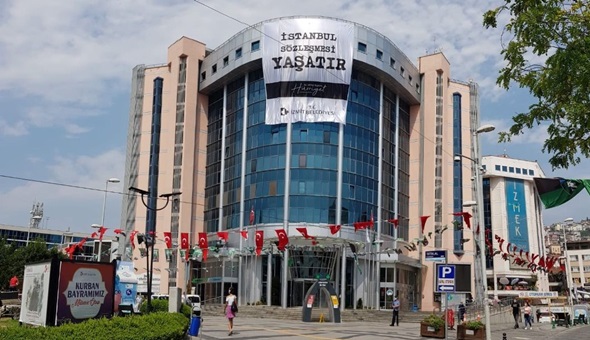 Belediye binasında o pankarta tepki