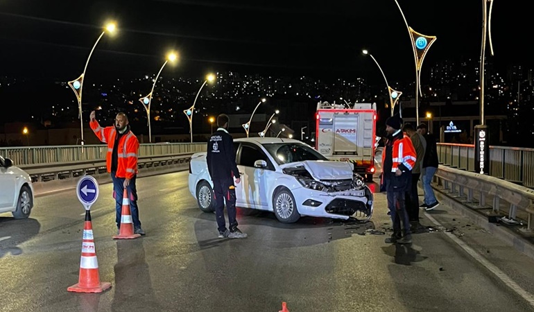 Belediye ekipleri yolda gördükleri kazaya hızla müdahale ettiler