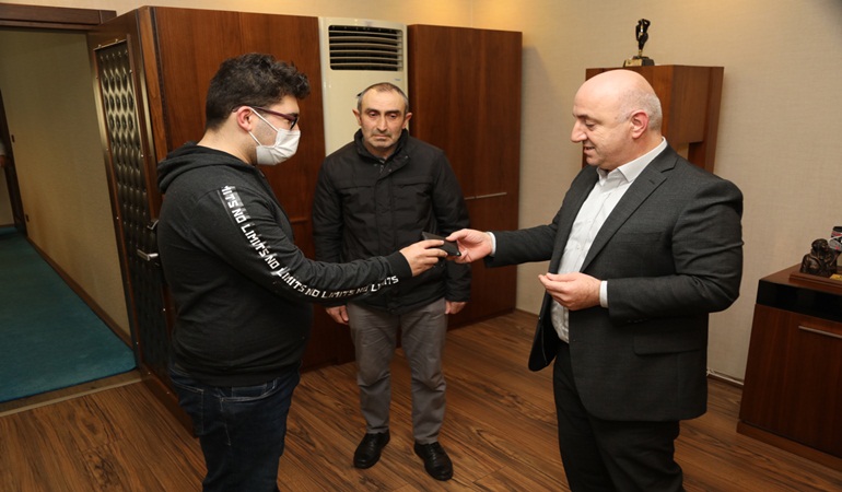 Belediye işçisi bulduğu parayı Başkana teslim etti