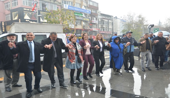 Belediye önünde davullu zurnalı sözleşme