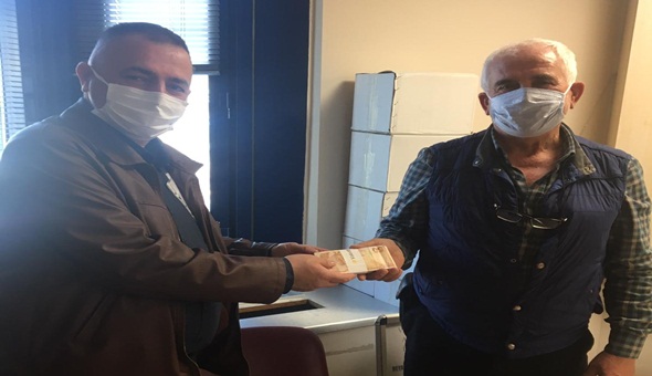 Belediye personeli yerde bulduğu 5 bin TL’yi sahibine teslim etti