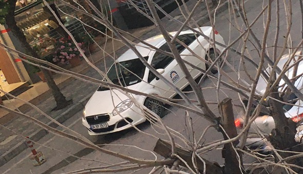 Belediyenin aracını özel işlerinde kullanıyor