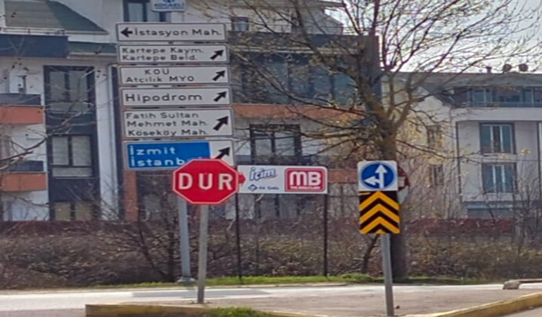 Belediyenin yeri değişti tabelaların yönü aynı kaldı!