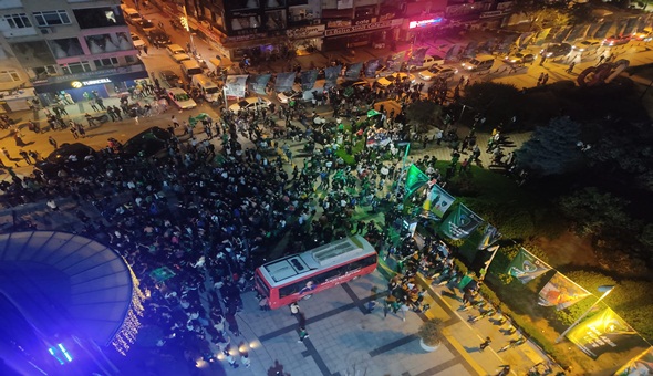 Belsa, yeşil-siyah renklere büründü