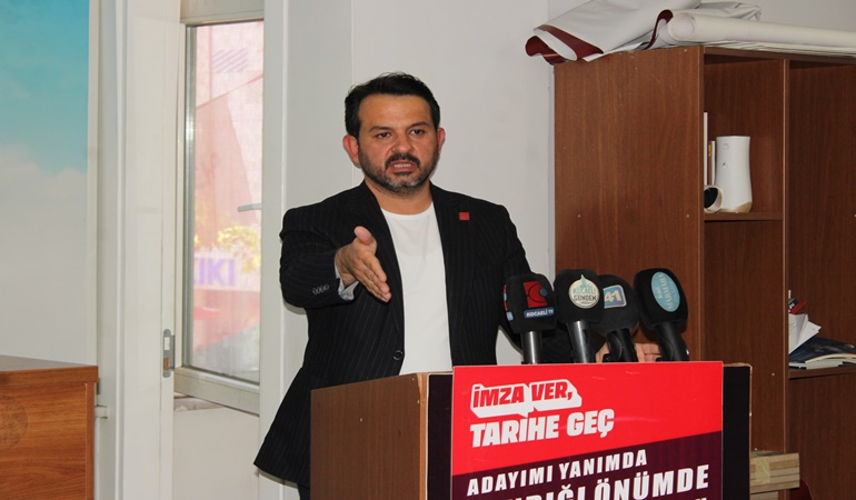 Benim il başkanım kırmızı ışıkta duruyor onlar çakarlı araçlarla geziyor