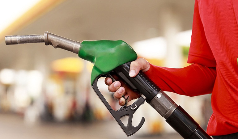 Benzin ve motorinin tüm dünyada fiyatı düşüyor, bizde yükseliyor