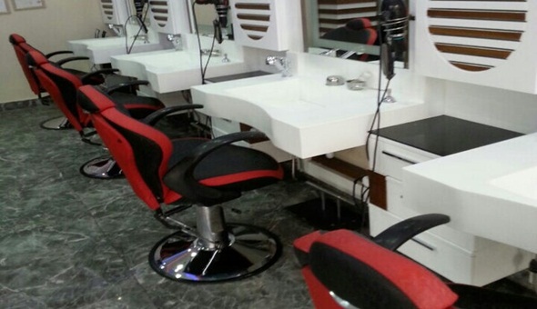 Berber dükkanında çırak ustasını bıçakladı