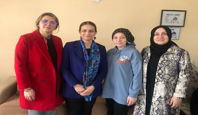 Berna Abiş’ten çat-kapı ev ziyaretleri