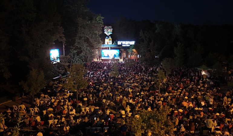 Beş bin kişi Ormanya’daki gece sinemasına koştu!