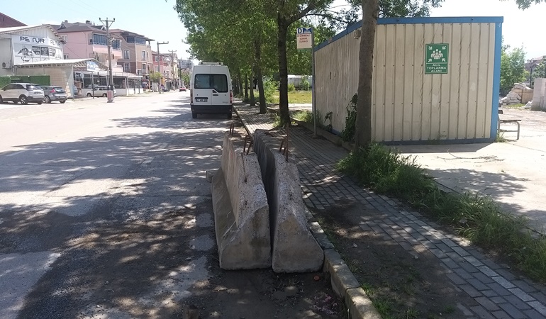 Beton blokları bu sokaktan kaldırın!