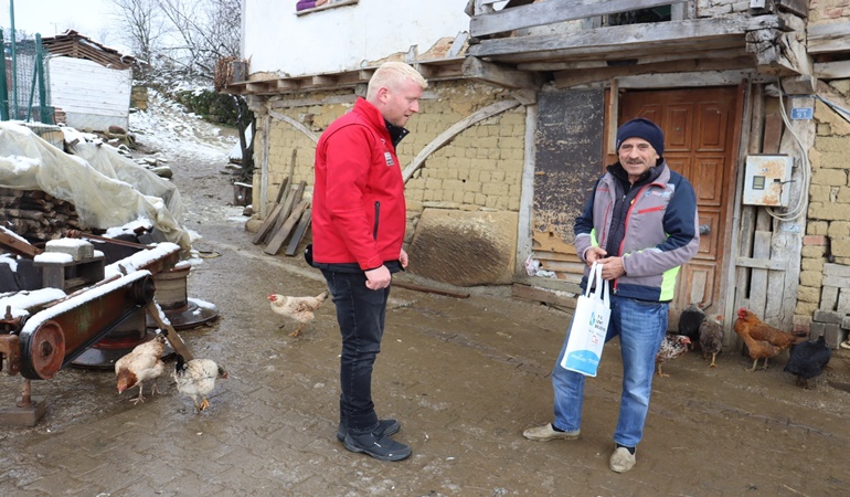 Beyaza bürünen köyde yürekleri ısıtan ziyaret