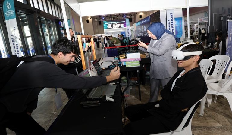 Bilişim Fuarı’na vatandaşın ilgisi yoğun