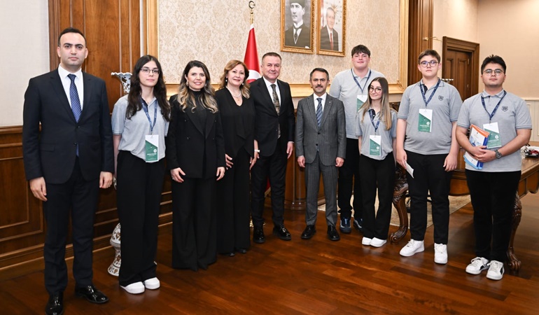 Bilnet Okulları öğrencileri Vali Aktaş’la röportaj yaptı