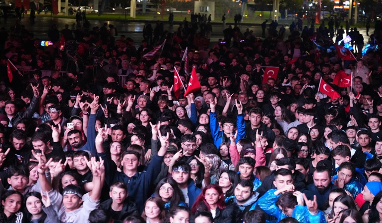 Binlerce kişiyi yağmur durduramadı!