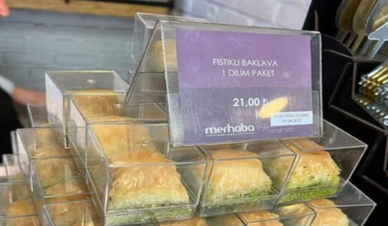 Bir dilim baklava 21 TL