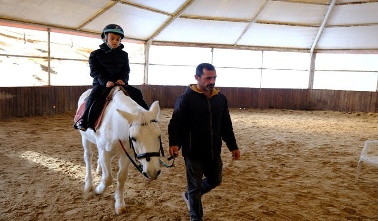 Bir haftada 400 çocuğa binicilik eğitimi verildi
