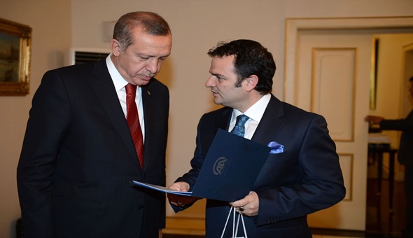 Bir siyasi parti bayrağını, afişini parayla astırıyorsa...