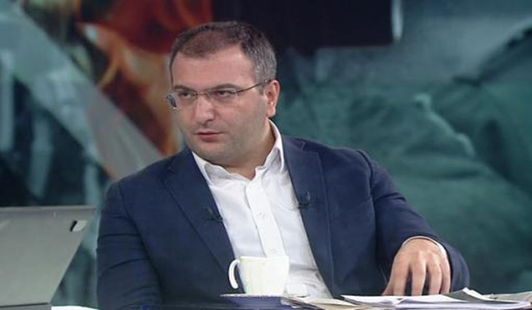 Bir sözü bir sözüne uymuyor!