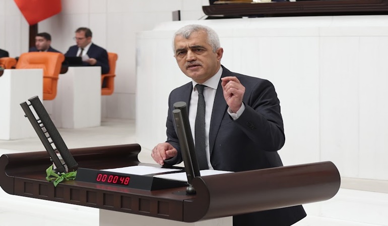 Bir tarafta söze yüzlerce yıl ceza verilirken, diğer tarafta da cinayet örtbas edilmeye çalışılıyor