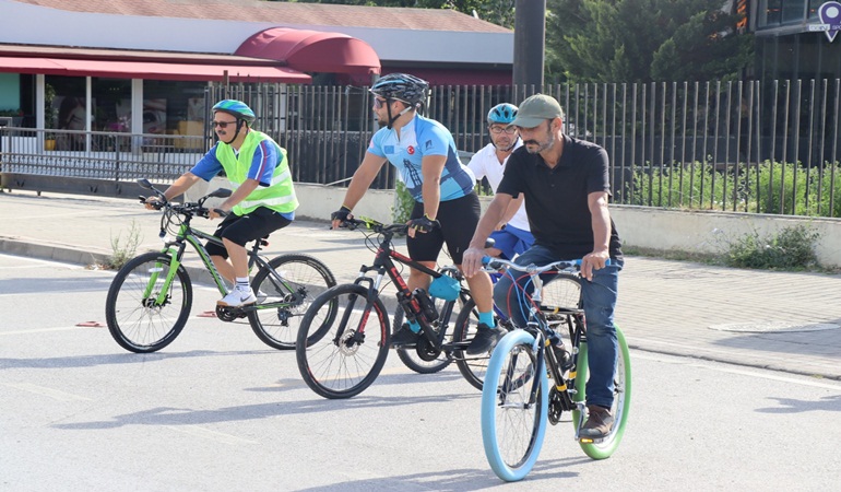 Bisiklet tutkunları pedalları İzmit’in kurtuluşu için çevirdi