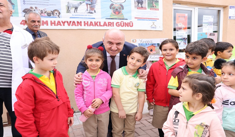 Bıyık, öğrencilerle birlikte hayvanları besledi