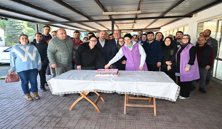 Bizimköy’de çalışanlar ve yönetim hep birlikte pasta kesti