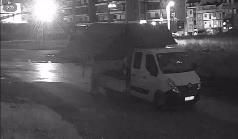 Boş araziye atık bırakırken kameraya yakalandı