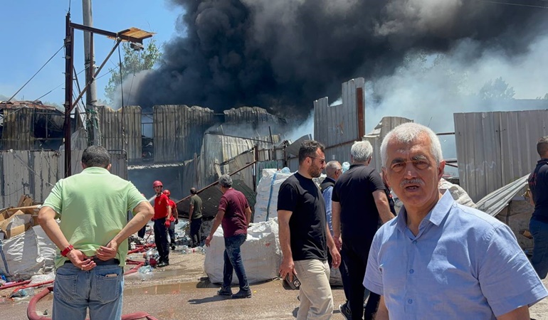 Boya fabrikasındaki yangını duyar duymaz olay yerine gitti