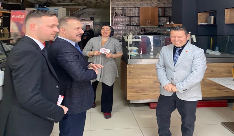 BTP Büyükşehir adayı Muharrem Can seçmene dokunuyor