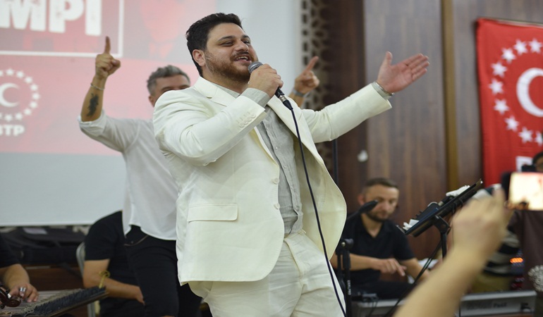 BTP lideri Hüseyin Baş gençlerle şarkı söyledi