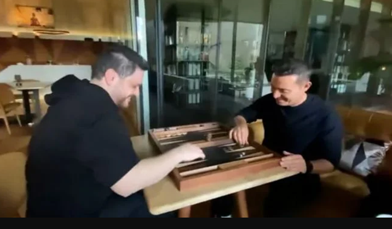 BTP lideri Hüseyin Baş, Mustafa Sandal'la tavla oynadı