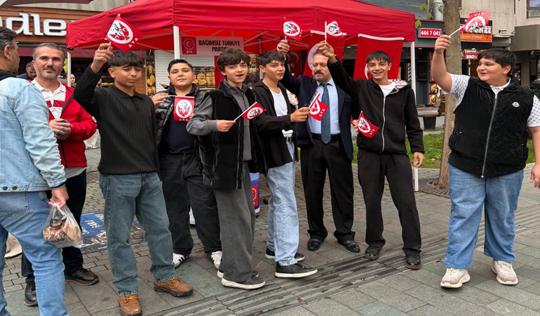 BTP’liler Türk bayrağı dağıttı, lokum ikram etti