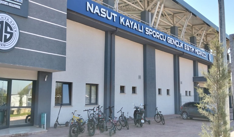 Bu alana bisiklet parkı ve sundurma isteniyor