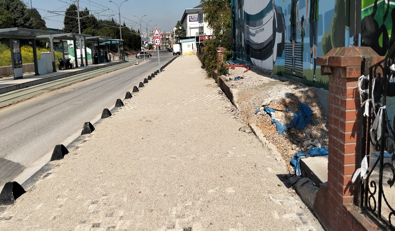 Bu kaldırım üzerindeki kumları süpürün!