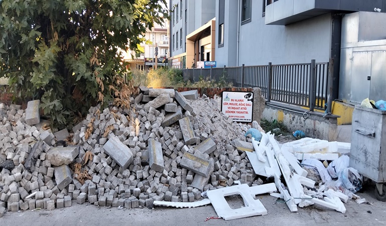 Bu kaldırımda vatandaş nasıl yürüyecek?