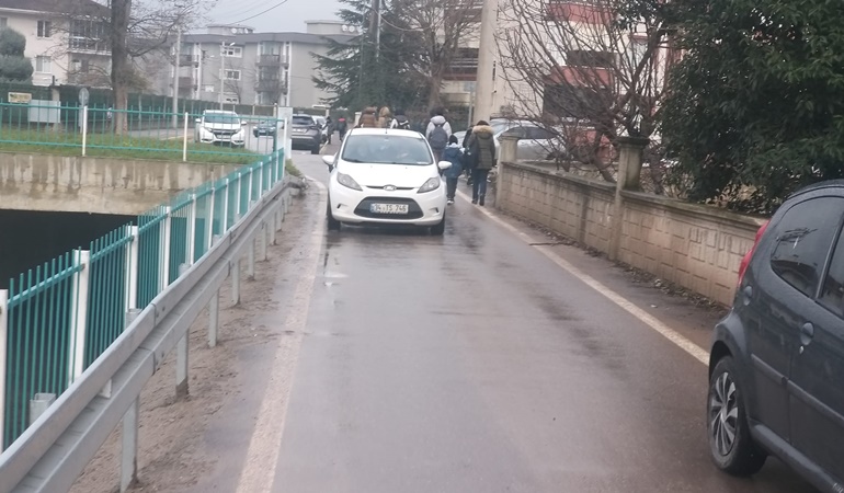 Bu sokakta çocuklara araç çarparsa sorumlusu kim olacak?