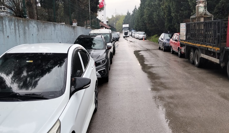 Bu sokakta yayalar nasıl yürüyecek?