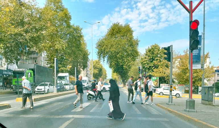 Bu yolda yayaların hayatı tehlikede!