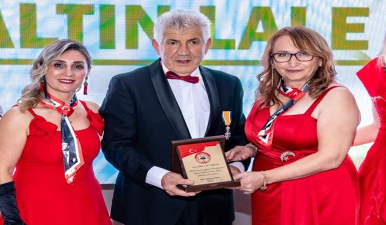 Bülent Türker Derince’de adını verdiği okulun yöneticilerini ödüllendirdi